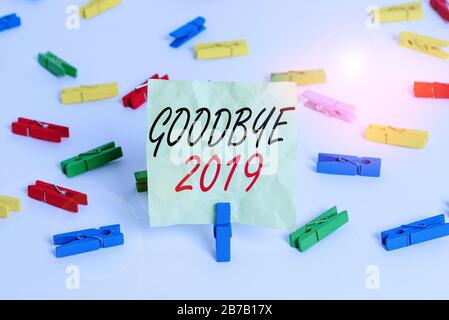 Hinweis zum Goodbye 2019. Geschäftskonzept zum Ausdruck guter Wünsche beim Abstechen Ende des Jahres farbige Wäschepapiere leer r Stockfoto