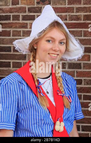 Süße blonde Teen in traditioneller niederländischer Kleidung im Goudse Waag in Gouda (Südholland), Niederlande Stockfoto