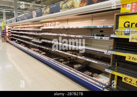 Cork, Irland. März 2020. Im Supermarkt Cork City sind die Regale Leer. Die Regale von Tesco Wilton waren heute Abend wegen des Panikkaufs von Covid-19 wieder leer, obwohl die Regierungen versichert haben, dass Lieferketten aufgrund des Virus nicht betroffen sind. Credit: Damian Coleman/Alamy Live News Stockfoto