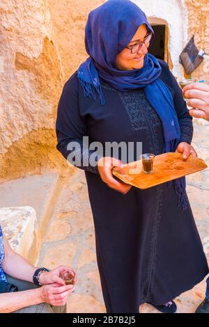 Berberfrauen in einem Troglo-Dye-Haus. Matmata. Tunesien, Afrika. Stockfoto