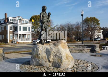 Fishermen's Wives Memorial am Stacy Boulevard in Gloucester, Massachusetts in den Vereinigten Staaten an einem Herbsttag. Die Stadt Gloucester wurde gegründet Stockfoto