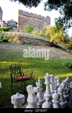 Burghotel Schloss auf Schönburg (auf Schönburg) in Oberwesel, Deutschland. Riesenschach in den Schlossgärten. Stockfoto