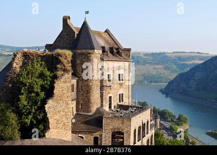 Burghotel Schloss auf Schönburg (auf Schönburg) in Oberwesel, Deutschland. Das Schloss liegt auf einem Hügel mit Blick auf das Tal des Mittelrheins (Rhein). Stockfoto