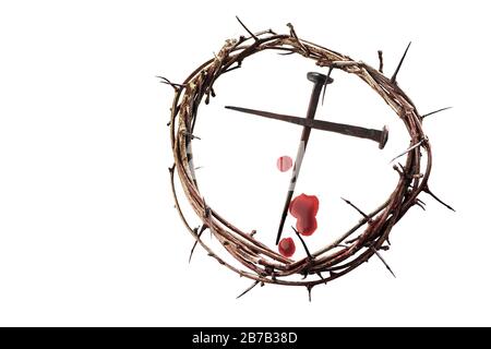 Dornenkrone mit Nägeln auf weißem Grund. Osterhintergrund. Jesus Christus. Stockfoto