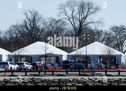 New Rochelle, New York, USA. März 2020. Gigantische Linien für das mobile Testzentrum COVID-19. Das erste mobile Testzentrum COVID-19 des Staates in New Rochelle. Das mobile Testzentrum testet heute bis zu 200 Personen und wächst auf bis zu 500 Personen pro Tag. 14.03.20. New York, New Rochelle Glen Island Park. Marcus Santos Credit: Marcus Santos/ZUMA Wire/Alamy Live News Stockfoto