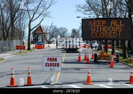 New Rochelle, New York, USA. März 2020. Fahrer fahren über die Brücke und prüfen, ob der Punkt zum Testzentrum führt. Das erste mobile Testzentrum COVID-19 des Staates in New Rochelle. Das mobile Testzentrum testet heute bis zu 200 Personen und wächst auf bis zu 500 Personen pro Tag. 14.03.20. New York, New Rochelle Glen Island Park. Marcus Santos Credit: Marcus Santos/ZUMA Wire/Alamy Live News Stockfoto