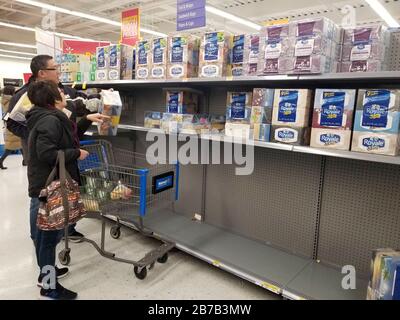 Vancouver, Kanada. März 2020. Käufer wählen am 14. März 2020 in einem Walmart Supercenter in Vancouver, Kanada, Gewebekästen aus. Mehr als 200 Fälle von COVID-19 wurden in Kanada gemeldet. Kredit: Liang Sen/Xinhua/Alamy Live News Stockfoto