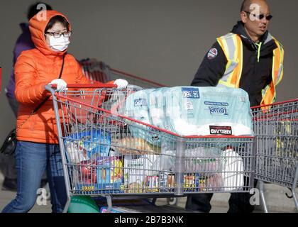 Vancouver, Kanada. März 2020. Ein Käufer schiebt am 14. März 2020 einen Wagen mit Waren vor einem Costco-Lager in Vancouver, Kanada. Mehr als 200 Fälle von COVID-19 wurden in Kanada gemeldet. Kredit: Liang Sen/Xinhua/Alamy Live News Stockfoto