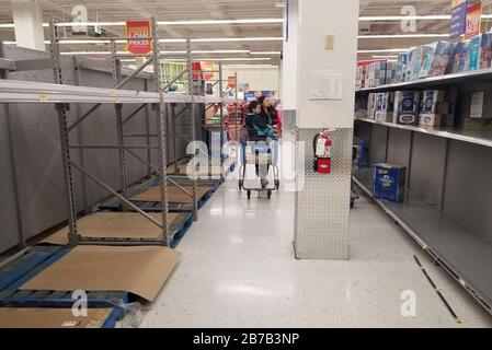 Vancouver, Kanada. März 2020. Fast leere Regale mit Papiertüchern sind am 14. März 2020 in einem Walmart Supercenter in Vancouver, Kanada, zu sehen. Mehr als 200 Fälle von COVID-19 wurden in Kanada gemeldet. Kredit: Liang Sen/Xinhua/Alamy Live News Stockfoto