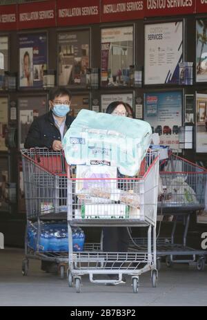 Vancouver, Kanada. März 2020. Käufer schieben am 14. März 2020 Warenkörbe mit Waren vor ein Costco-Lager in Vancouver, Kanada. Mehr als 200 Fälle von COVID-19 wurden in Kanada gemeldet. Kredit: Liang Sen/Xinhua/Alamy Live News Stockfoto