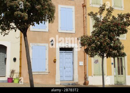 Häuser in Leucate, einer Stadt an der Mittelmeerküste im Departement Aude, Südfrankreich Stockfoto