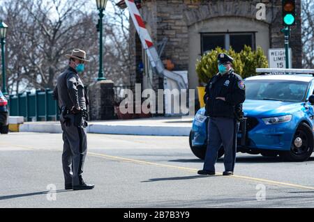 New Rochelle, New York, USA. März 2020. Staatliche Trooper und örtliche Polizei überprüfen alle Autos am Kontrollpunkt. Das erste mobile Testzentrum COVID-19 des Staates in New Rochelle. Das mobile Testzentrum testet heute bis zu 200 Personen und wächst auf bis zu 500 Personen pro Tag. 14.03.20. New York, New Rochelle Glen Island Park. Marcus Santos Credit: Marcus Santos/ZUMA Wire/Alamy Live News Stockfoto