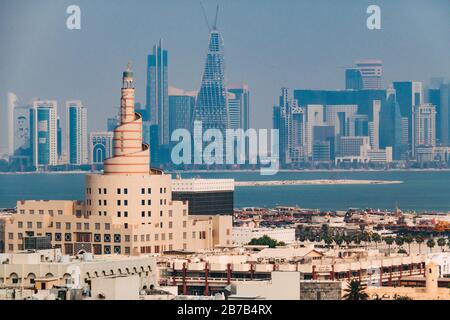 Die berühmte Spiralmoschee des "Kassem Darwish Fakhroo Islamic Centre" in der Nähe von Souq Waqif in Doha, Katar. Im Dunst ist die Skyline der Stadt zu sehen Stockfoto