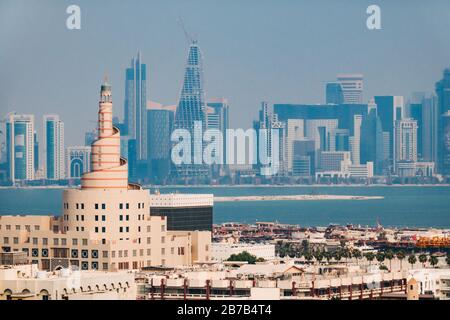 Die berühmte Spiralmoschee in Doha, Katar - eine Nachbildung der großen Moschee von Al-Mutawwakil in Samarra im Irak. Dahinter ist die Skyline der Stadt zu sehen Stockfoto