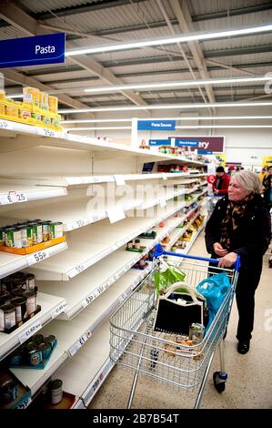 Tesco Supermarkt, Hove, Großbritannien, März 2020. Ältere Frauen, die in der Hove-Filiale von Tesco einkaufen, als Panikkäufe aufgrund von Ängsten vor Coronavirus geleert haben Stockfoto