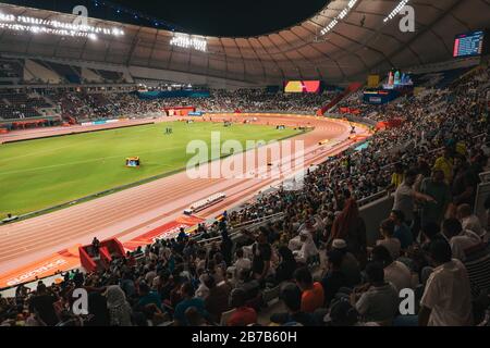 Zuschauer beobachten die Veranstaltungen der IAAF-Leichtathletik-Weltmeisterschaften 2019 im Khalifa International Stadium, Doha, Katar Stockfoto