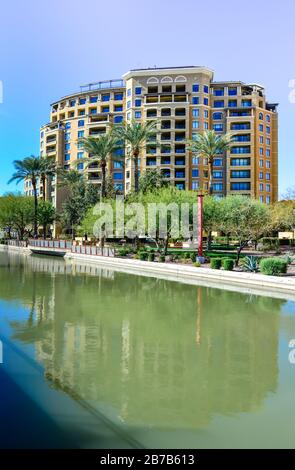 Große Condo-Gebäude mit unberührter Landschaftsgestaltung entlang des AZ-Kanals mit den luxuriösen Scottsdale Waterfront Residences in Scottsdale, AZ Stockfoto