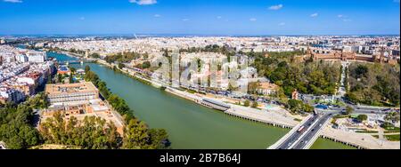 Sevilla Stadt. Wunderschönes Luftpanorama. Zentrum und seine Wahrzeichen, Spanien, Sevilla Stockfoto