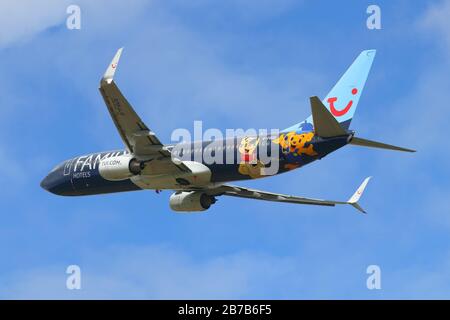 Eine Boeing 737 im Familienleben, die von Thompson Airways betrieben wird, fährt vom Leeds Bradford International Airport ab Stockfoto