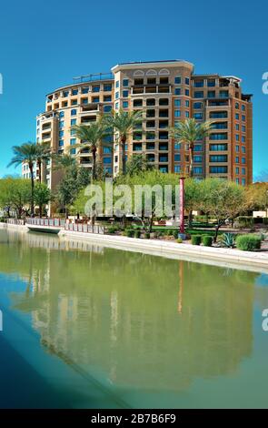 Große Condo-Gebäude mit unberührter Landschaftsgestaltung entlang des AZ-Kanals mit den luxuriösen Scottsdale Waterfront Residences in Scottsdale, AZ Stockfoto