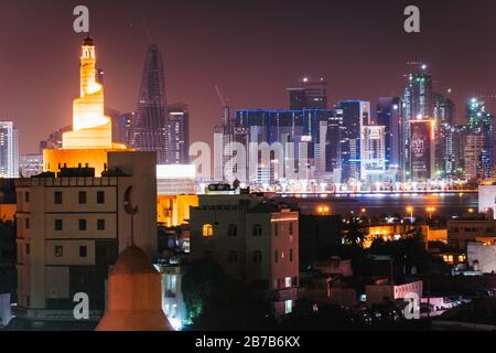 Die berühmte Spiralmoschee des Islamischen Zentrums Kassem Darwish Fakhroo in Doha, Katar. Dahinter ist die Skyline des Finanzviertels zu sehen Stockfoto