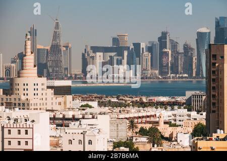 Die berühmte Spiralmoschee des Islamischen Zentrums Kassem Darwish Fakhroo in Doha, Katar. Dahinter ist die Skyline des Finanzviertels zu sehen Stockfoto