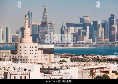 Die berühmte Spiralmoschee des Islamischen Zentrums Kassem Darwish Fakhroo in Doha, Katar. Dahinter ist die Skyline des Finanzviertels zu sehen Stockfoto