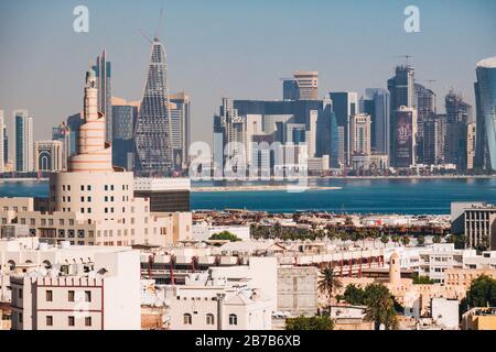 Die berühmte Spiralmoschee des Islamischen Zentrums Kassem Darwish Fakhroo in Doha, Katar. Dahinter ist die Skyline des Finanzviertels zu sehen Stockfoto