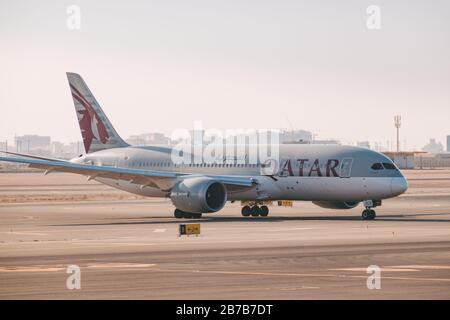 Eine Boeing 787 von Qatar Airways fährt an einem unschönen Sommertag am Hamad International Airport in Doha zum Parken Stockfoto