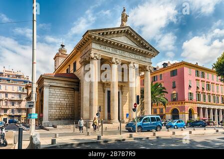 NICE, FRANKREICH - 11. AUGUST: Fassade der Kirche Notre-Dame du Port, Nizza, Cote d'Azur, Frankreich, am 11. August 2019. Die Kirche befindet sich direkt in fr Stockfoto