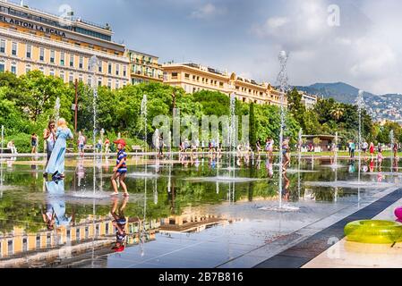 SCHÖN, FRANKREICH - 12. AUGUST: Am 12. August können sich die Gäste am Mirror Water Fountain im Parc du Paillon, Nizza, Cote d'Azur, Frankreich, einen sonnigen Tag erfreuen Stockfoto