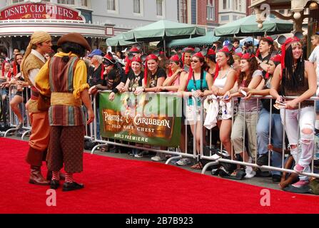Atmosphäre - Piraten unterhalten die Fans bei der Weltpremiere von Walt Disney Pictures "Pirates Of The Caribbean: Dead Man's Chest" im Disneyland in Anaheim, CA. Die Veranstaltung fand am Samstag, 24. Juni 2006 statt. Foto von: SBM / PictureLux Stockfoto