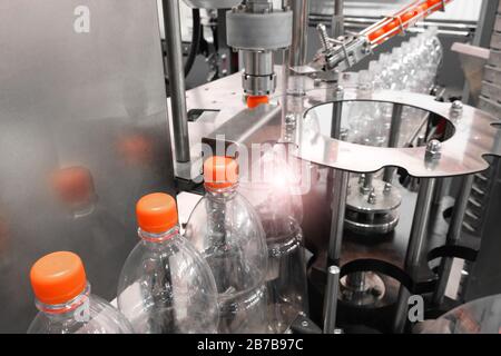 Flasche. Industrielle Herstellung von Kunststoffflaschen für Haustiere. Fabriklinie für die Herstellung von Polyethylenflaschen. Stockfoto