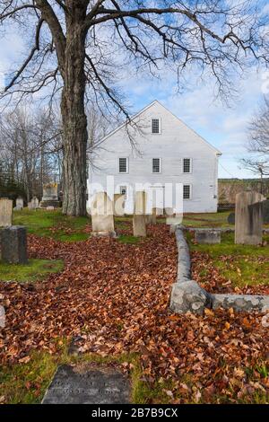 Harrington Meeting House in Bristol, Maine in den Herbstmonaten. Das 1772-1775 erbaute Meetinghouse wurde in das National Register of Historic aufgenommen Stockfoto