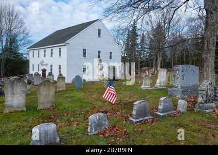 Harrington Meeting House in Bristol, Maine in den Herbstmonaten. Das 1772-1775 erbaute Meetinghouse wurde in das National Register of Historic aufgenommen Stockfoto