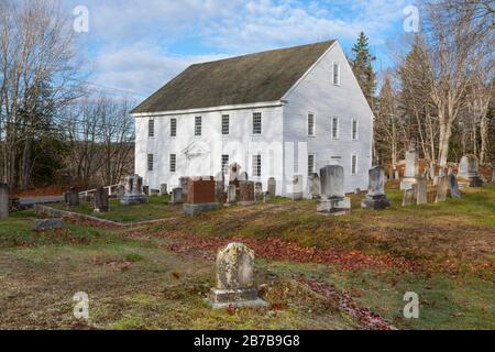 Harrington Meeting House in Bristol, Maine in den Herbstmonaten. Das 1772-1775 erbaute Meetinghouse wurde in das National Register of Historic aufgenommen Stockfoto