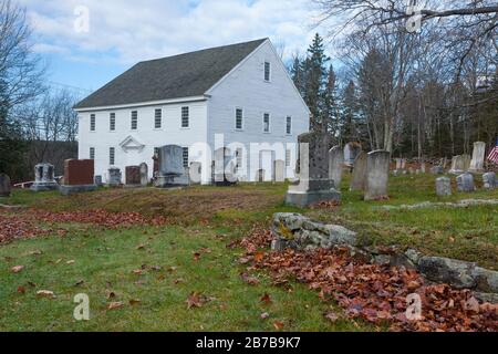 Harrington Meeting House in Bristol, Maine in den Herbstmonaten. Das 1772-1775 erbaute Meetinghouse wurde in das National Register of Historic aufgenommen Stockfoto