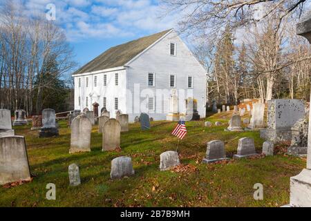 Harrington Meeting House in Bristol, Maine in den Herbstmonaten. Das 1772-1775 erbaute Meetinghouse wurde in das National Register of Historic aufgenommen Stockfoto