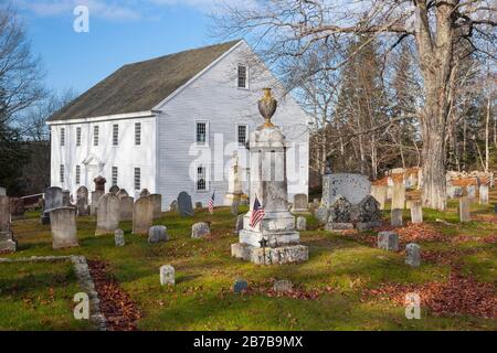 Harrington Meeting House in Bristol, Maine in den Herbstmonaten. Das 1772-1775 erbaute Meetinghouse wurde in das National Register of Historic aufgenommen Stockfoto