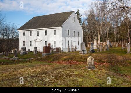 Harrington Meeting House in Bristol, Maine in den Herbstmonaten. Das 1772-1775 erbaute Meetinghouse wurde in das National Register of Historic aufgenommen Stockfoto