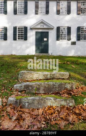 Old Walpole Meetinghouse in South Bristol, Maine in den Herbstmonaten. Das Haus wurde im Jahre 17772 erbaut und wurde in das National Register of Histori aufgenommen Stockfoto