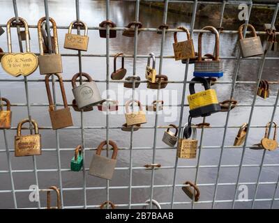 Liebesschlösser auf einer Brücke. Otley. England Stockfoto