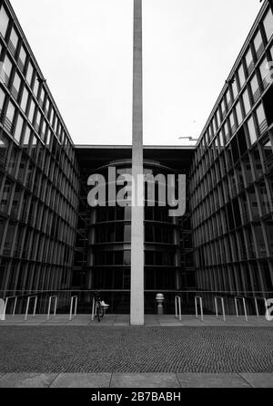 Schwarz-weißes symterisches Gebäude in berlin deutschland Stockfoto