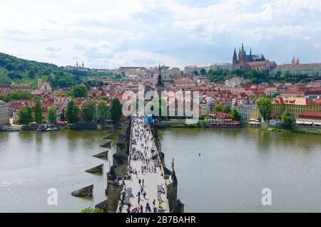 Ist eine historische Brücke, die die Moldau in Prag, Tschechien, überquert. Der Bau wurde 1357 unter der Schirmherrschaft von König Karl IV. Begonnen Stockfoto