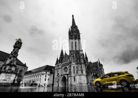 Budapest in Schwarz-Weiß-Tönen, Brücke regnerische Nachtspritzfarben. Stockfoto