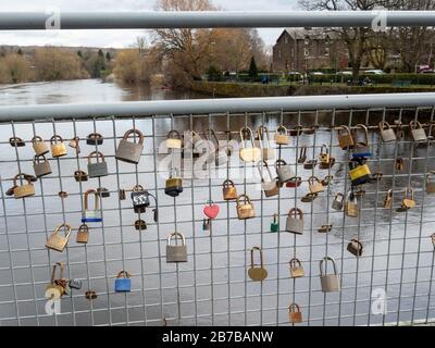 Liebesschlösser auf einer Brücke. Otley. England Stockfoto