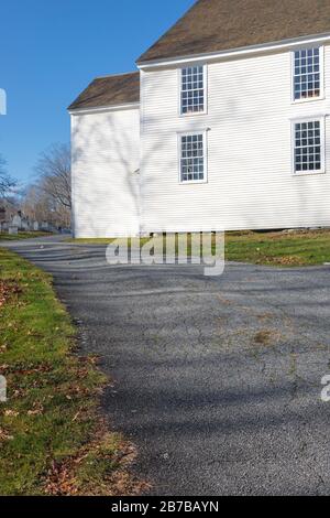 Die Deutsche Lutherische Kirche (auch "Old German Meeting House" genannt) in Waldoboro, Maine in den Herbstmonaten. Diese Kirche wurde im Jahre 772 erbaut und steht auf dem Bau Stockfoto