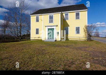 Alna Meeting House in Alna, Maine in den Herbstmonaten. Dieses im Jahre 1789 erbaute Meetinghouse wurde in das National Register of Historic Platces in aufgenommen Stockfoto