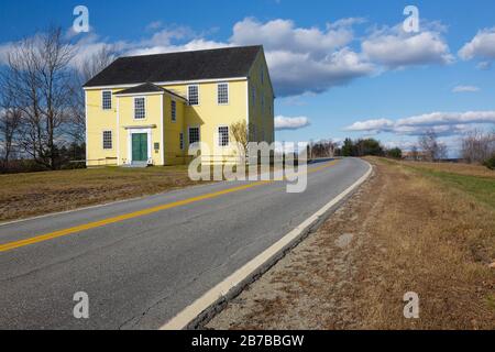 Alna Meeting House in Alna, Maine in den Herbstmonaten. Dieses im Jahre 1789 erbaute Meetinghouse wurde in das National Register of Historic Platces in aufgenommen Stockfoto