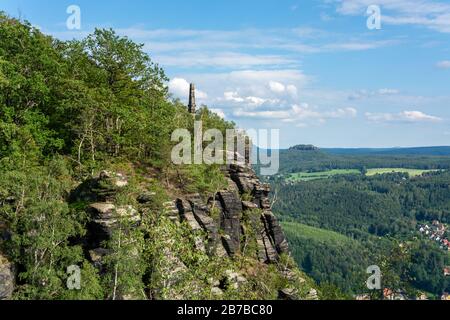 Ein Obelisk am Berg Lilienstein in der Sächsischen Schweiz an einem sonnigen Tag Stockfoto